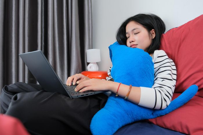  Tình trạng căng thẳng kéo dài trong công việc khiến người lao động đưa ra quyết định nghỉ việc đi kèm khoản tiết kiệm đã chuẩn bị sẵn. Ảnh minh hoạ: Như Phương. 