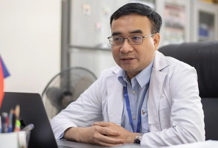  PGS.TS Đỗ Trung Dũng trong buổi trao đổi với Tri Thức - Znews. Ảnh: Việt Linh. 