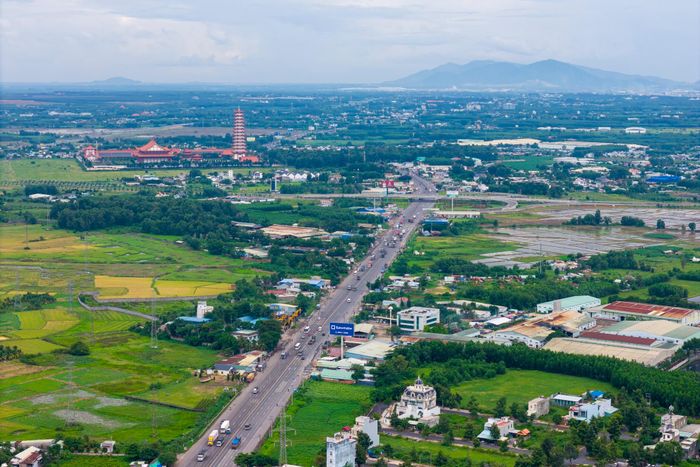 Trong ảnh là khu vực xây dựng ga S17 đoạn nút giao T1 với Quốc lộ 51 nằm trên địa bàn phường Long Phước, TP Đồng Nai.