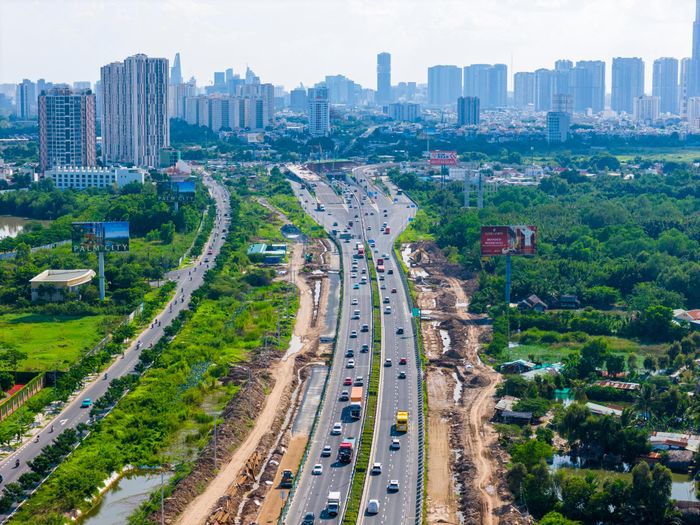 Trong đó, 6 ga ở TP.HCM gồm Bình Trưng, Đỗ Xuân Hợp, Vành đai 2, Phú Hữu, Long Trường và Vườn Dừa. Trong ảnh là khu vực dự kiến xây dựng ga Bình Trưng (S02) đoạn qua nút giao An Phú.