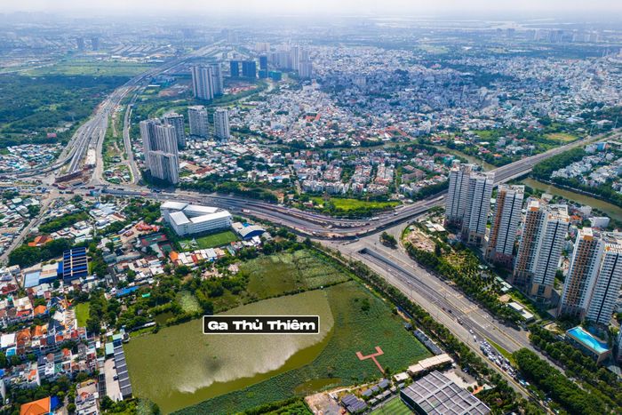 Theo báo cáo nghiên cứu khả thi, gồm thiết kế kỹ thuật tổng thể (FEED) của dự án đường sắt Thủ Thiêm - Long Thành do CTCP Đầu tư địa ốc Đại Quang Minh lập, đang được cơ quan chuyên môn thẩm định, tuyến có chiều dài khoảng 46,44 km, từ phía đông ga Thủ Thiêm thuộc tuyến Bến Thành - Thủ Thiêm, phường Bình Trưng, TP.HCM, đến depot Cẩm Đường, xã Xuân Đường, Đồng Nai.