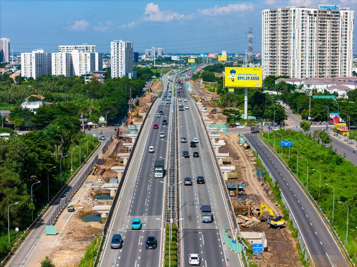 Cạnh đó là khu vực dự kiến xây dựng ga Đỗ Xuân Hợp (S03) đoạn đi qua khu đô thị The Global City và Lakeview City.