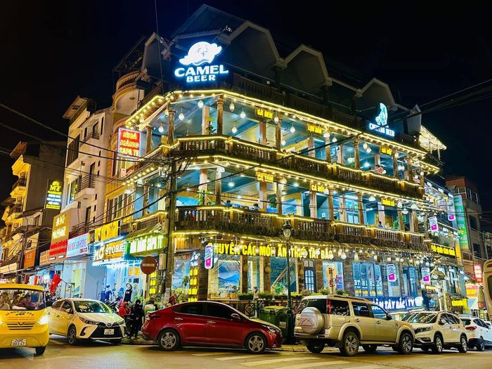 Nhà hàng SaPa TV cơ sở đầu tiên với quy mô 100 tỷ đồng nằm trên đường Hoàng Văn Thụ, phường Sa Pa. Ảnh: Nhà hàng SaPa TV.
