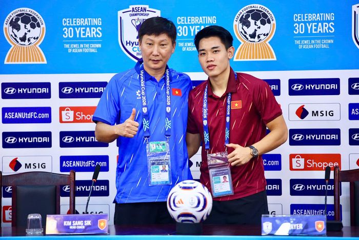  Ông Kim và Đình Bắc, một trong những cầu thủ Việt Nam hay nhất giải, dự cuộc họp báo trước trận cuối cùng của ASEAN Cup 2026 sáng 25/8. Ảnh: Anh Tiến. 