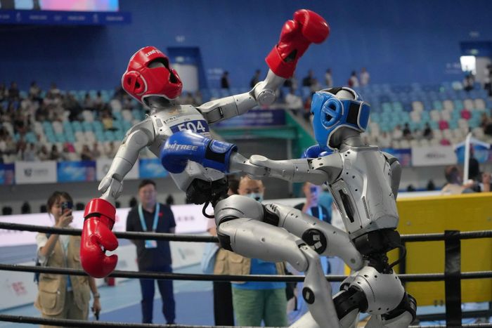  Tại sàn đấu quyền anh, hai robot liên tục tung đòn nhưng hiệu quả rất thấp. Nguyên nhân do hệ thống thị giác và thuật toán tính toán quỹ đạo chưa theo kịp sự di chuyển ngẫu nhiên của đối thủ. Cú đấm tung ra thường trượt mục tiêu do phán đoán sai khoảng cách thực tế. 