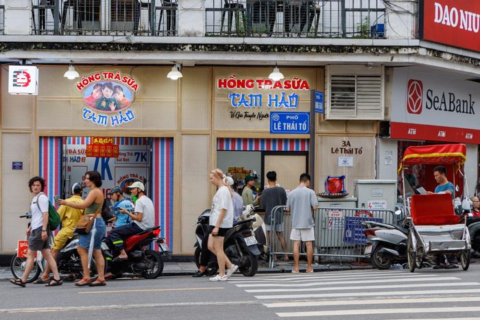 Các thương hiệu trà sữa giá rẻ đồng loạt đổ bộ Hà Nội trong khoảng một năm gần đây. Ảnh: Châu Sa.
