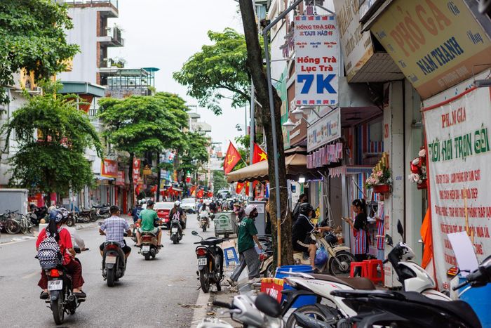  Bảng hiệu định vị thương hiệu "trà sữa 7K", tức 7.000 đồng. Ảnh: Châu Sa. 