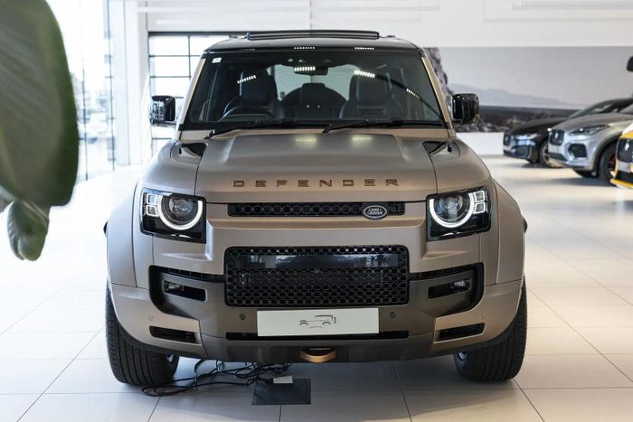  Theo dữ liệu nội bộ, Defender là mẫu xe chiến lược của thương hiệu này khi chiếm hơn 30% doanh số toàn cầu. Điều này khiến việc giới thiệu một thế hệ mới của Defender trở nên bất hợp lý về mặt kinh doanh. 