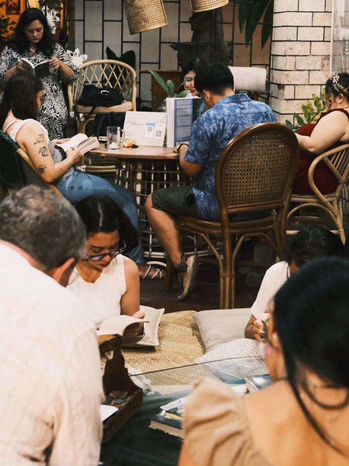 Không khí tĩnh lặng, nhẹ nhàng tại một tiệm cà phê sách ở Dumaguete. Ảnh: @libraria.ph.