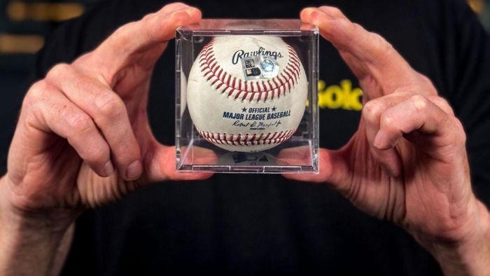 Quả bóng từ cú home run giúp Shohei Ohtani lập cột mốc 50 home run - 50 lần cướp gôn trong mùa MLB 2024. Ảnh: Goldin.