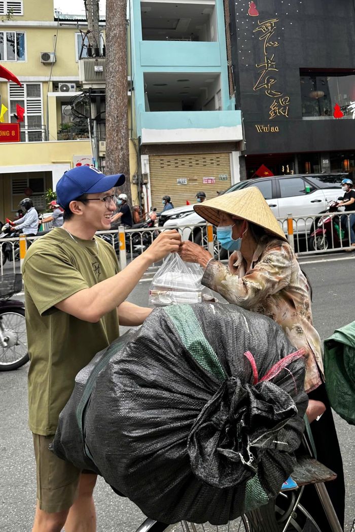 Anh Liêm tặng cơm cho những người có hoàn cảnh khó khăn và tấm bảng "cơm treo" ở quán cơm tấm.