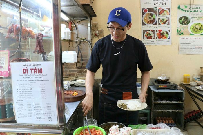 Anh Liêm túc trực tại quán cơm tấm để đảm bảo mọi món ăn được làm đúng công thức, chất lượng