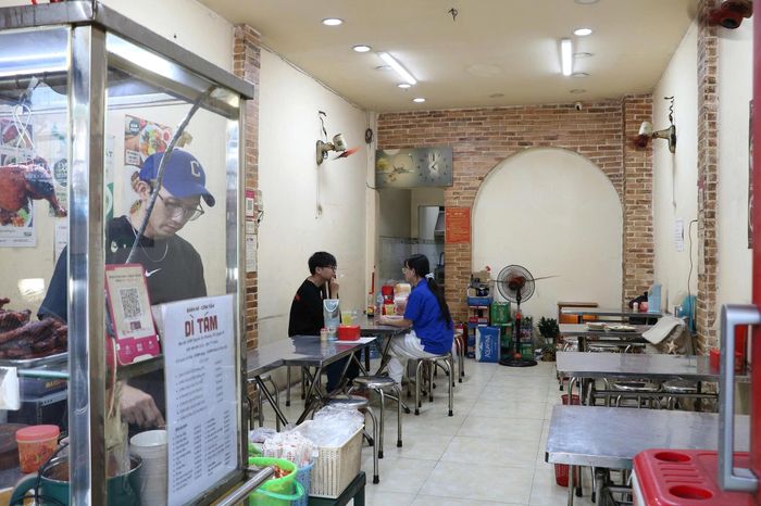 Không gian quán chỉ vừa đủ kê 6-7 bàn ăn.