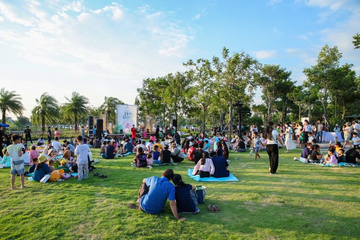 “Con mong ông bà, ba mẹ luôn khỏe mạnh, để năm nào nhà mình cũng được quây quần bên nhau” là một trong hàng trăm nguyện ước mà cư dân nhí ở Waterpoint gửi gắm vào bảng “Chuông gió ước nguyện” tại Làng Văn hóa Việt Nhật dịp Lễ hội Hoa đăng. Diễn ra từ 14h đến 19h ngày 23/8 và 24/8, sự kiện quy tụ hàng nghìn cư dân, khách tham dự, cùng đón mùa Vu Lan qua những trải nghiệm gắn kết nhiều thế hệ.