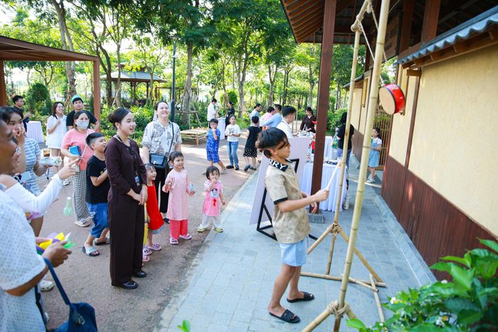Không dừng lại ở một ngày hội cuối tuần, đây còn là dịp để mỗi thành viên gác lại nhịp sống riêng, cùng hiện diện bên nhau và tạo nên nhiều ký ức chung với cả gia đình. Hoạt động níu chân nhiều gia đình có con nhỏ là khu trò chơi dân gian với trò bịt mắt đập trống, lật trúc xanh, thảy vòng cổ vịt… Tiếng cười, hò reo và những màn so tài đầy hào hứng khiến khu trò chơi luôn rộn ràng niềm vui. Đến đây, ông bà như tìm lại một phần tuổi thơ, còn con trẻ lần đầu biết đến các trò chơi từng theo chân cha mẹ lớn lên.