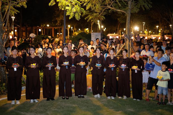 Khi màn đêm buông xuống, hàng nghìn người cùng quy tụ ở công viên ven sông để thả đèn hoa đăng, gửi lời nguyện ước. Điều mỗi người lặng lẽ viết ra trên chiếc chuông gió, giờ tiếp tục được gửi đi cùng ánh sáng rực rỡ, mang theo thông điệp về tình yêu thương và lòng biết ơn giữa các thế hệ.