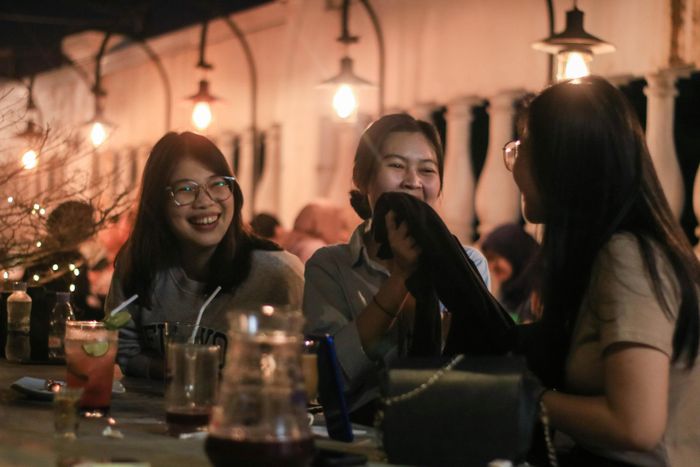  Với Gen Z, chuyện chia hóa đơn đang trở nên rạch ròi hơn, đôi khi đến mức ảnh hưởng tình bạn. Ảnh minh hoạ: Patrick/Pexels. 