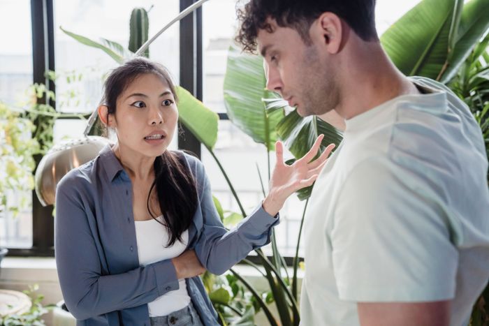  Bạn bè dễ xích mích khi chuyện chia tiền trở nên quá rạch ròi. Ảnh minh họa: Timur Weber/Pexels. 