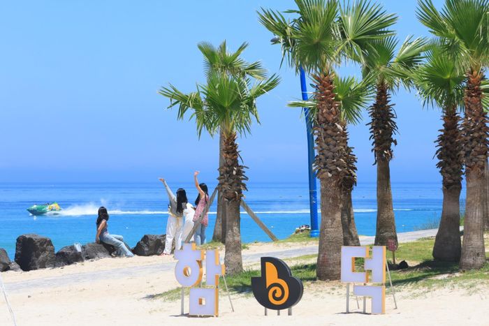  Du khách tham quan bãi biển Hamdeok ở thành phố Jeju, ngày 29/6/2025. Ảnh: Yonhap.