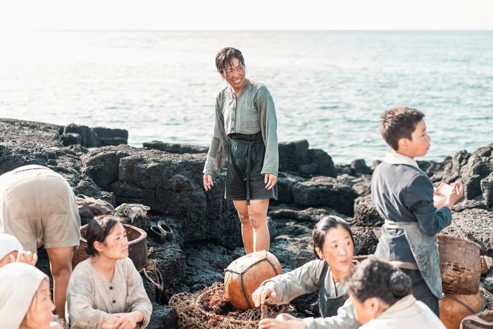  Người mẹ hải nữ trên đảo Jeju trong bộ phim nổi tiếng Khi cuộc đời cho bạn quả quýt. Ảnh: Netflix. 
