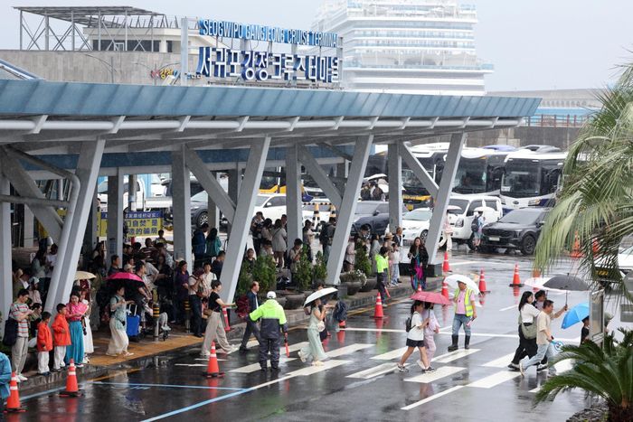  Hành khách rời cảng du thuyền Gangjeong ở Seogwipo sau khi hoàn tất thủ tục nhập cảnh để tham quan đảo Jeju, ngày 19/6. Ảnh: Yonhap.