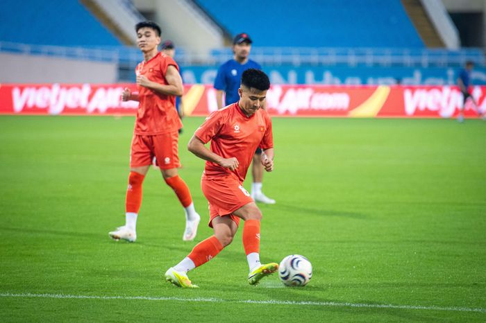 Sau khoảng 10 phút khởi động, HLV Kim Sang Sik chia tuyển Việt Nam thành 2 nhóm, mỗi nhóm phối hợp đá bóng trong phạm vi 1/4 sân.