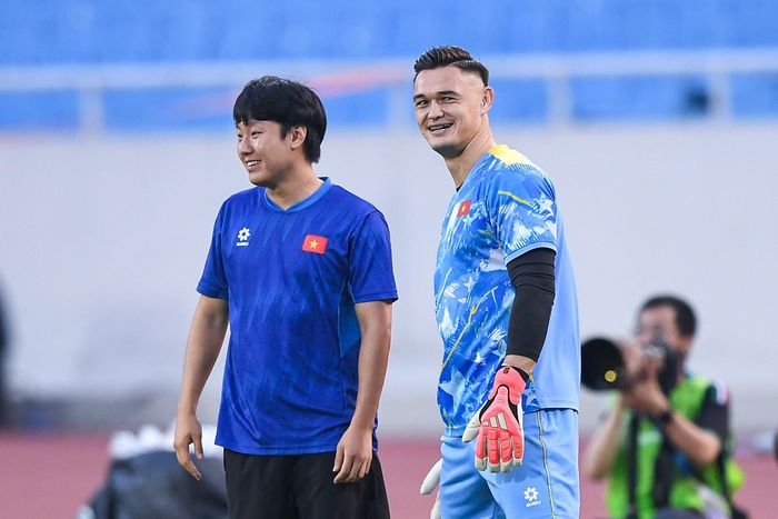  Kết quả thắng 2-0 trên sân Rajamangala giúp các cầu thủ Việt Nam bước vào buổi tập với tâm lý nhẹ nhàng hơn, nhưng cả đội vẫn giữ sự tập trung cao, không lơ là trước trận đấu mang tính quyết định.