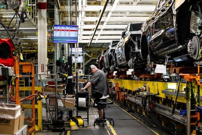  Dây chuyền lắp ráp tại nhà máy General Motors ở Fort Wayne, Indiana. Canada là thị trường xuất khẩu lớn nhất của các nhà sản xuất ôtô Mỹ. Ảnh: Bloomberg. 