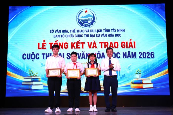  Ban Tổ chức trao giải Nhất cho các thí sinh. 