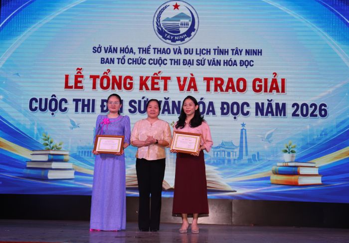  Trao giải cho 2 tập thể. 