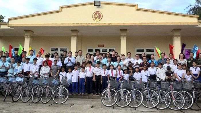 Tặng xe đạp và những phần quà ý nghĩa cho học sinh khó khăn tại các xã vùng biên giới biển