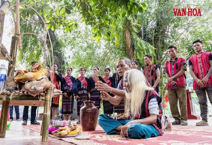 Già làng Hồ Ai thực hiện nghi lễ cúng