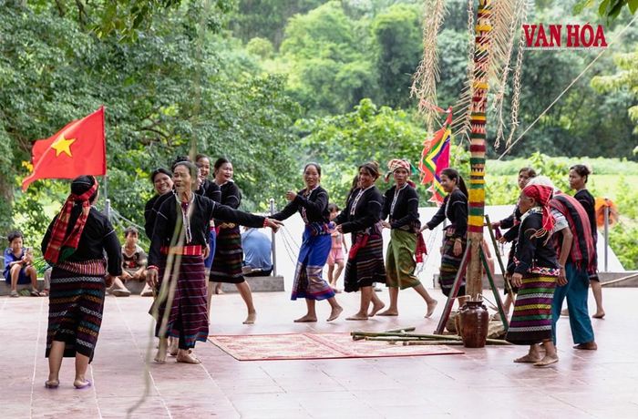Trò chơi dân gian được bà con đồng bào Bru - Vân Kiều chơi tại lễ hội