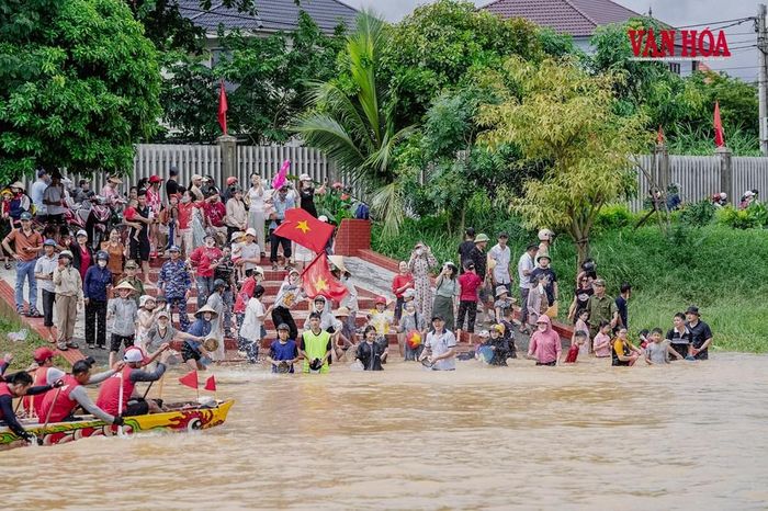 Điều làm nên lễ hội đua thuyền truyền thống trên sông Kiến Giang chính là sự cuồng nhiệt của cổ động viên