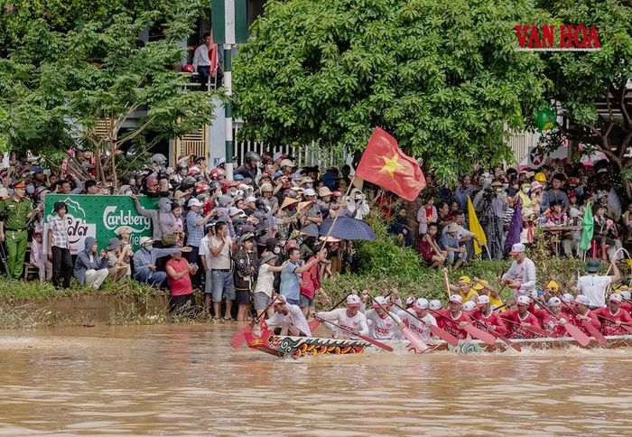 Sự cuồng nhiệt này được thể hiện rõ khi đò bơi, thuyền đua của đội mình đi qua