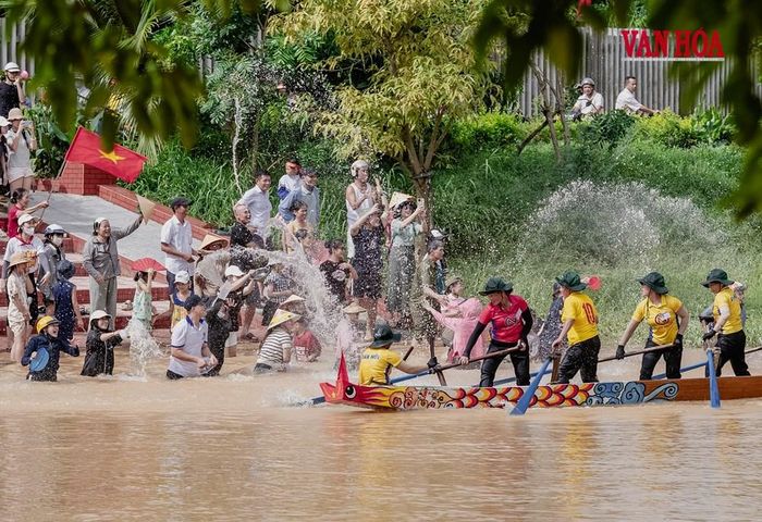 Chị em phụ nữ tham gia đua thuyền
