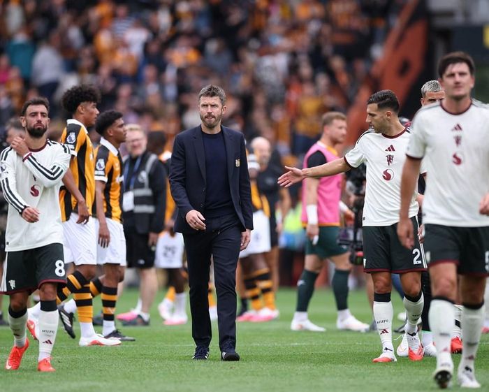 HLV Carrick cùng các học trò gặp bất lợi sau thất bại 0-2 trước Hull City