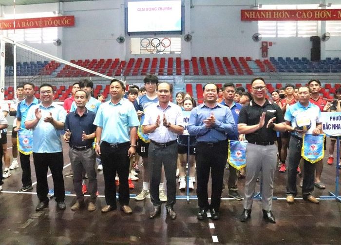 Ban Tổ chức trao cờ và động viên các VĐV thi đấu tích cực, đạt thành tích cao