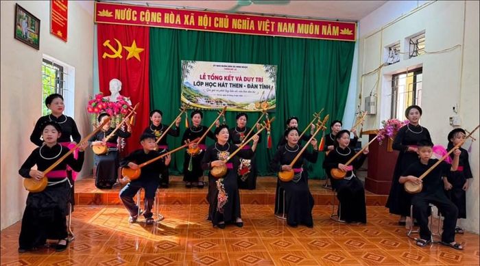 Tiết mục trình diễn hát Then, đàn Tính của các học viên tại lễ tổng kết và duy trì lớp học ở thôn Nà Lá