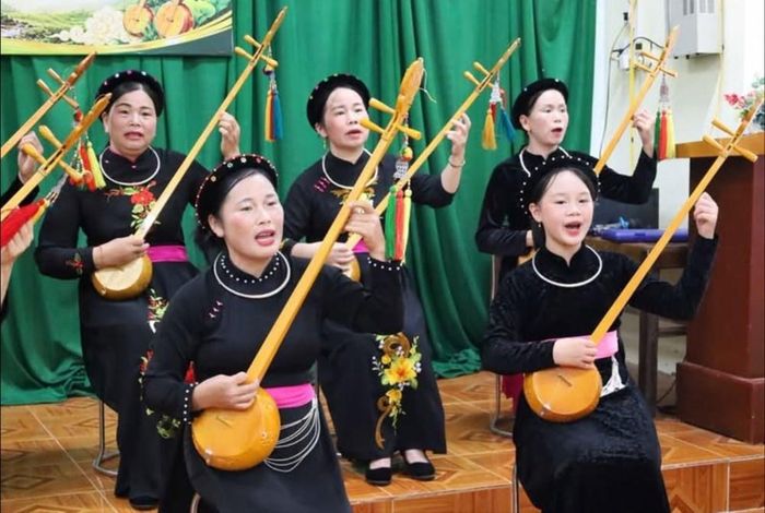 Điều đáng quý ở lớp học là sự tham gia của nhiều thế hệ, đặc biệt có các em học sinh