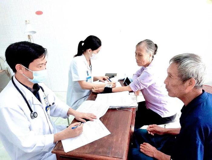 Bác sĩ Bệnh viện Tâm thần Vĩnh Phúc khám bệnh cho người dân.