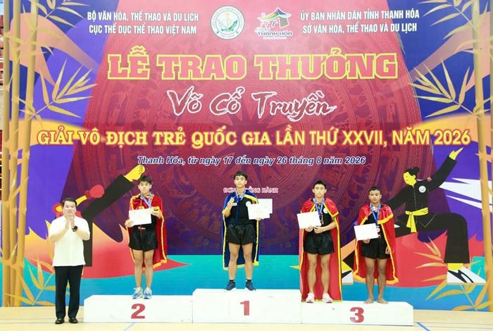 Lãnh đạo Liên đoàn Võ thuật Cổ truyền Việt Nam trao giải cho các VĐV đạt thành tích xuất sắc ở nội dung đối kháng, hạng cân 60-64kg nam