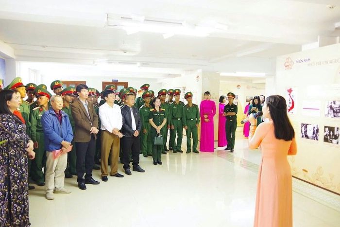 Các đại biểu nghe giới thiệu về triển lãm