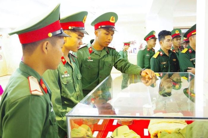 Đông đảo chiến sĩ, người dân và du khách ghé thăm triển lãm