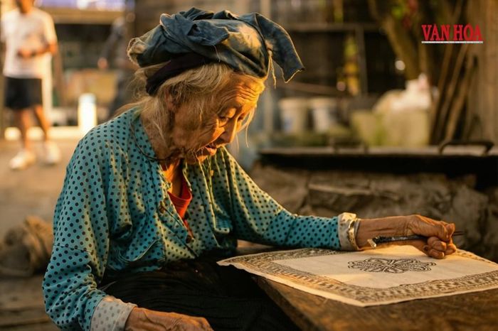 Bà Sùng Thị Cở (97 tuổi) tại xã Lùng Tám - mảnh đất cao nguyên đá Tuyên Quang
