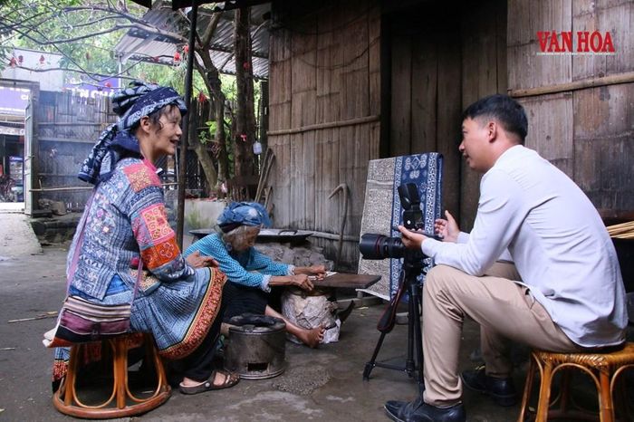 Phóng viên có mặt tại Hợp tác xã Dệt lanh Lùng Tám để "mục sở thị" quy trình dệt lanh cũng như nghệ thuật chấm sáp ong độc đáo