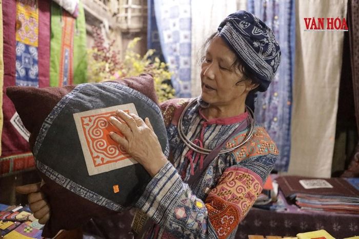 Bà Vàng Thị Mai giới thiệu sản phẩm từ vải lanh cho du khách