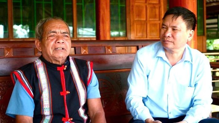 Ông Rơ Châm Kóp chia sẻ về những năm tháng tham gia lực lượng du kích, cùng đồng bào bảo vệ buôn làng
