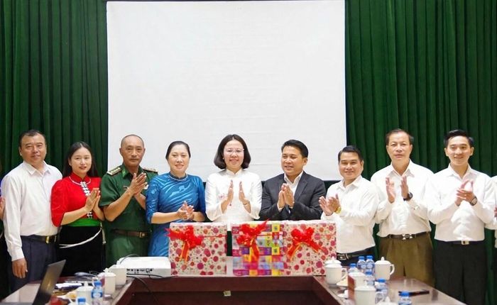 Đại diện Sở Văn hóa và Du lịch tỉnh Hủa Phăn trao quà lưu niệm, chúc mừng tỉnh Sơn La nhân kỷ niệm 81 năm Quốc khánh nước Cộng hòa xã hội chủ nghĩa Việt Nam