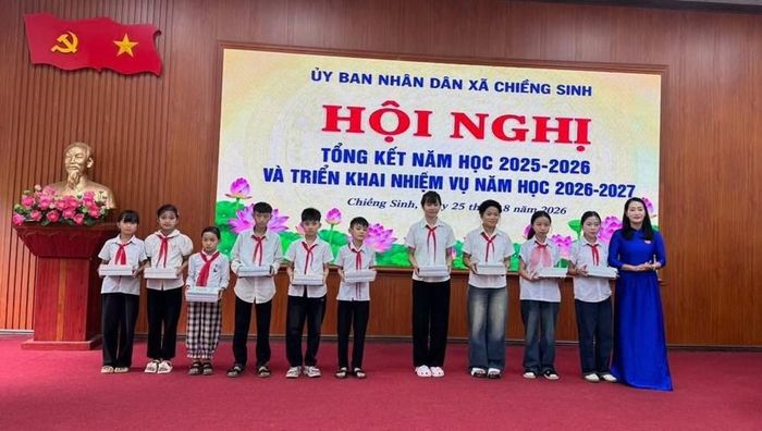 Học sinh có hoàn cảnh khó khăn trên địa bàn xã Chiềng Sinh nhận quà hỗ trợ trước thềm năm học mới